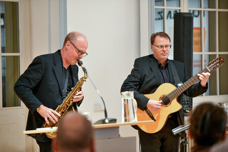 Ralf Benschu und Karsten Intrau, musikalische Begleitung mit Saxophon und Gitarre