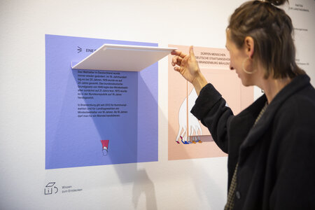 Besucher in der Ausstellung zur Landtagswahl 2024