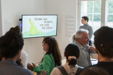 Vor der Medienstation in der Ausstellung zur Landtagswahl 2024