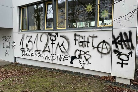 Linskextreme Schmiererei an einer Schulwand in Chemnitz. Darunter die Beschimpfung Bullenschweine