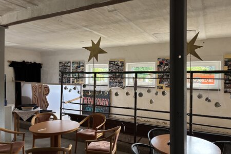 Gepflastert mit Erinnerungen aus 21 Jahren Musiktheater. Fast alle Dekorationen und Requisiten sind selbstgemacht.