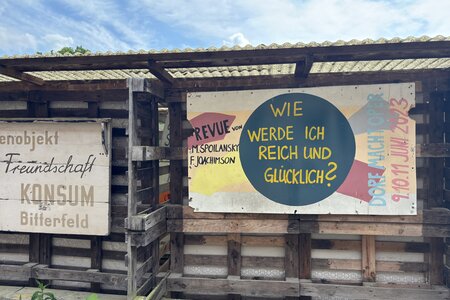 Fast alles Marke Eigenbau. Dieses Opernprojekt ist auch bei der Außenwerbung auf handwerkliches Geschick angewiesen.
