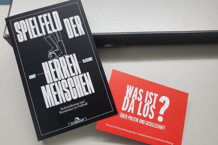 Das Buch "Herrenmenschen" und die Pocast-Karte