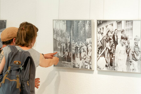 Besucher in der Ausstellung