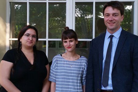 Jasna Strick, Ansgar Koreng – Gruppenbild vor der Landeszentrale