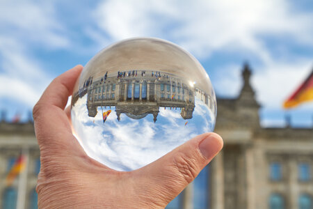 Vor dem Reichstagsgebäude mit einer Glaskugel