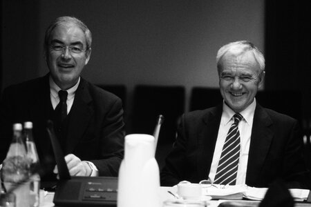 Manfred Stolpe war von 1990-2002 Ministerpräsident des Landes Brandenburg. Zu sehen ist er bei einer Sitzung des Vermittlungsausschusses im Bundesrat im Februar 2001 in Berlin. Links im Bild Gernot Mittler, ehemaliger Finanzminister von Rheinland-Pfalz.