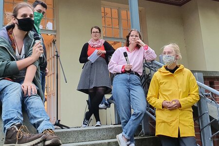 Landeszentrale Open Air: Vortragende auf der Terrasse zum Poetry Slam