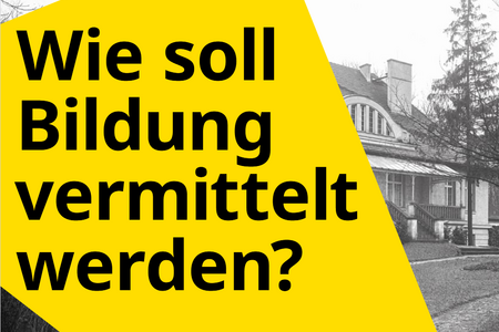 Aufschrift "Wie soll Bildung vermittelt werden?" auf einem Foto von der Gebäudeansicht vom Hof Nationalpolitische Erziehungsanstalt Potsdam, ca. 1930︀,