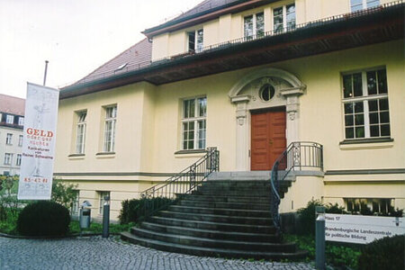 Domizil der Ausstellung im Haus der Brandenburgischen Landeszentrale für politis