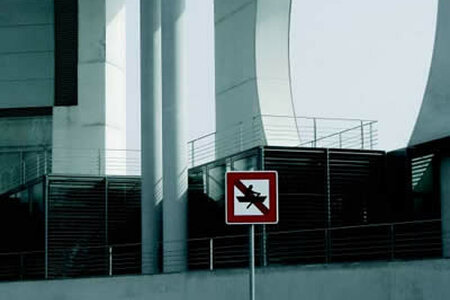 Aus: Dicht am Grau.  Am Bundeskanzleramt.  2003, Fotografie