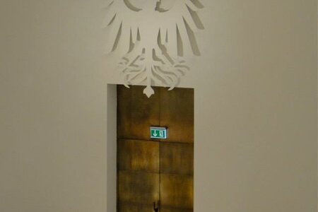 Weißer Adler im Plenarsaal