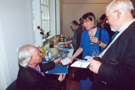 Dieter Zehentmayr signiert die Kataloge zur Ausstellung