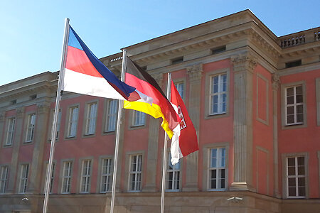 Bei besonderen Anlässen wird im Landtag die sorbische/wendische Fahne gehisst.