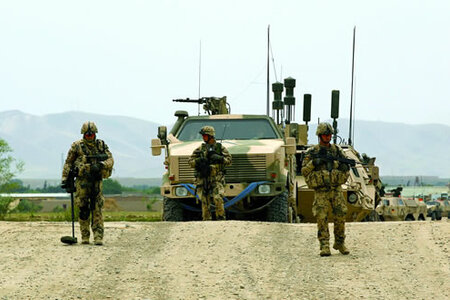 Bundeswehrsoldaten bei der Sprengfallenbeseitigung im Bezirk Chahar Dara in der 