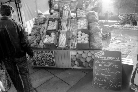 Endlich Obst und Gemüse satt – wenn auch zu horrenden DDR-Mark-Preisen.