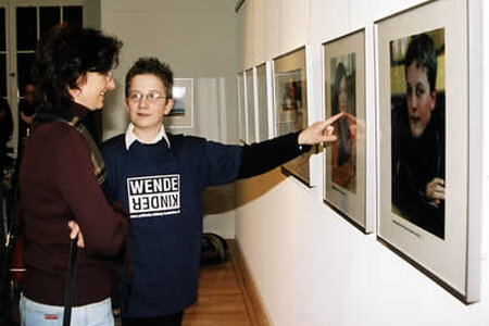 Robert aus Wittenberge vor seinen Porträts