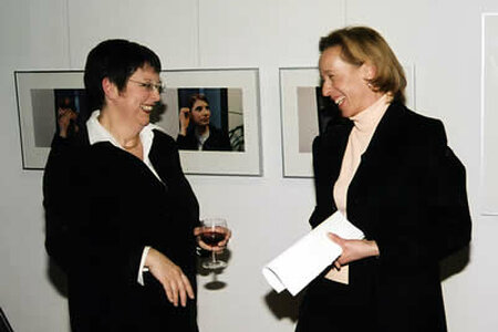 Martina Schellhorn mit Corina Kassner (Lehrerin von der Voltaire Gesamtschule)