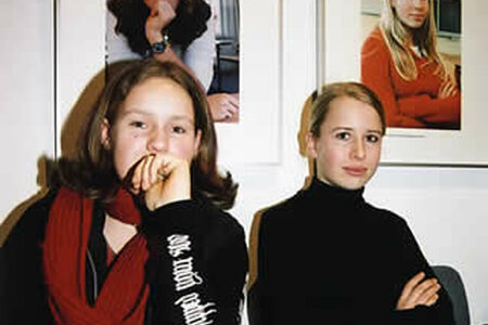 Luisa und Julia vor ihren Porträts
