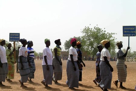 Journee internationale de la femme 2008 – Frauen in der Provinz Bougouriba im westafrikanischen Burkina Faso demonstrieren für ihre Rechte. Foto: Hugues | Wikipedia | CC BY-SA