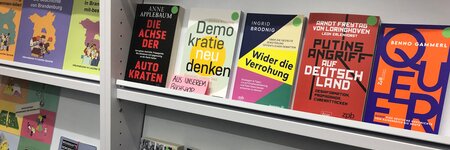 Bücher in der Buchausgabe der Brandenburgischen Landeszentrale für politische Bildung