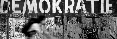 Demokratie-Grafiti an einer Mauer