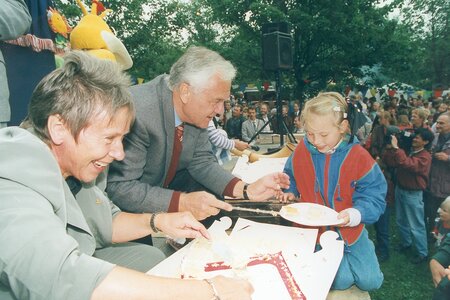 Ministerin Peter schneidet mit Manfred Stolpe am Brandenburg-Tag Kuchen