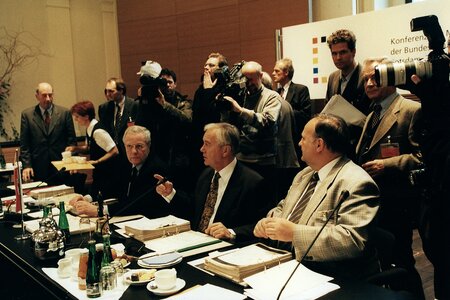 Ministerpräsidentenkonferenz in Potsdam 1999. Links von Manfred Stolpe: Jürgen Linde. 
