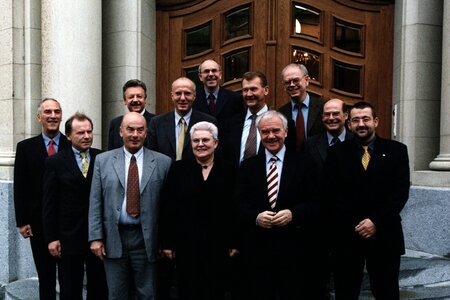 Gruppenfoto des Kabinetts nach der Landtagswahl von 1999 vor dem Portal der Staatskanzlei in der Heinrich-Mann-Allee. Links neben Manfred Stolpe: Wilma Simon. 