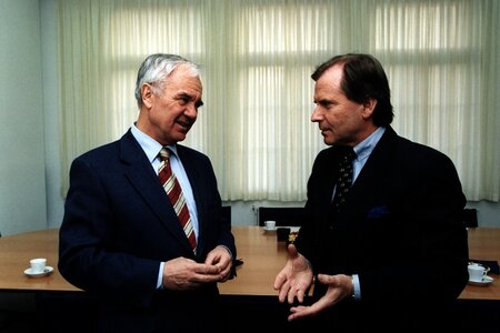 Ministerpräsident Dr. Stolpe und Justizminister Prof. Dr. Schelter im Gespräch.