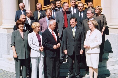 Die Teilnehmer der Tagung des Kabinettsausschusses "Neue Länder" auf der Eingangstreppe der Staatskanzlei.