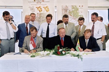 Brandenburgs Verkehrsminister Hartmut Meyer und Marschall Andrzej Bochenski unterzeichnen eine deutsch-polnische Vereinbarung. Sommerreise des Bundeskanzlers durch Brandenburg 2001