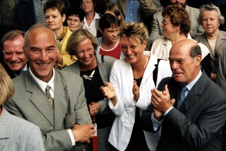 Brandenburger  Landesminister bei der Eröffnung des Brandenburg-Tages 2001. V.l.n.r.: Wolfgang Birthler (Minister für Landwirtschaft, Umweltschutz und Raumordnung) , Johanna Wanka (Ministerin für Wissenschaft,