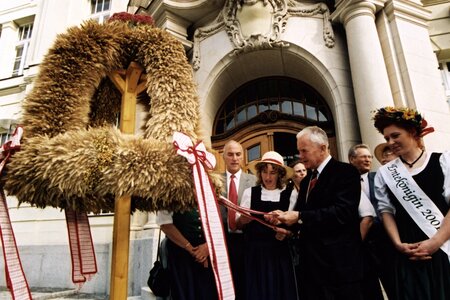 Übergabe der schönsten Erntekrone Brandenburgs (aus Löwenberg) an den Ministerpräsidenten Manfred Stolpe. Mit im Bild: Landwirtschaftsminister Wolfgang Birthler. Foto: LISUM