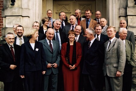 Gruppenaufnahme der Brandenburger Minister und der Vorstandsmitglieder der Regionalen Planungsgemeinschaft Havelland-Fläming. Zweite Reihe Mitte: Wolfgang Fürniß. Foto: LISUM