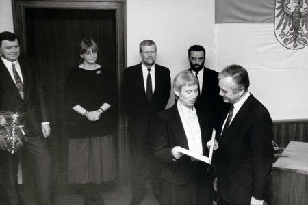Regine Hildebrandt und Manfred Stolpe bei der Vereidigung des ersten Brandenburgischen Kabinetts 1990. Dahinter Jochen Wolf.