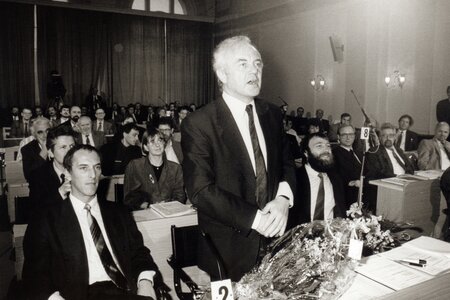 Manfred Stolpe bei der Vereidigung des ersten brandenburgischen Kabinetts 1990 im Landtag. Links im Bild: Wolfgang Birthler. Foto: LISUM
