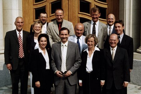 Gruppenfoto des Brandenburger Kabinetts vor dem Eingang zur Staatskanzlei. 1. Reihe von links: Barbara Richstein.