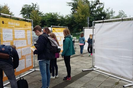 Wahl-O-Mat zum Aufkleben. Erster Tourtag in Teltow am 8. September.