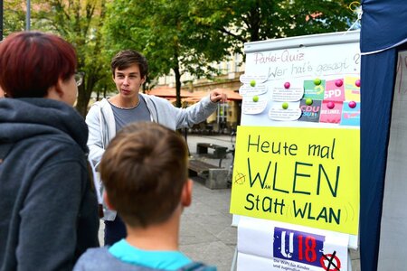 Auch in öffentlichen Räumen wird im Rahmen von U18 über Politik diskutiert. Foto: Stiftung SPI Heute mal WähLEN statt WLAN