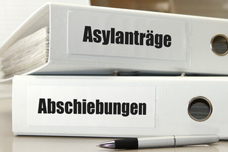 Ordner mit Asylanträgen und Abschiebungen. © Stauke | fotolia.de