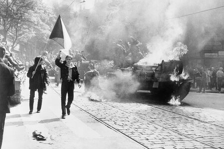 Einwohner von Prag mit tschechoslowakischer Flagge vor einem sowjetischen Panzer Bild: Wikipedia, gemeinfrei