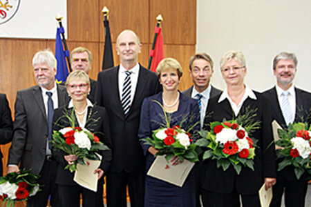 v.l. Infrastrukturminister Vogelsänger, Finanzminister und Stv. Ministerpräsident Markov, Kulturministerin Kunst, Wirtschaftsminister Christoffers, Ministerpräsident Woidke, Bildungsministerin Münch, Arbeitsminister Baaske, Umweltministerin Tack, Innenminister Holzschuher, Justizminister Schöneburg