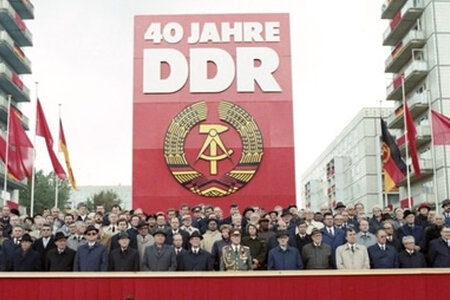 Ehrenparade der Nationalen Volksarmee zum 40. Jahrestag der DDR-Gründung