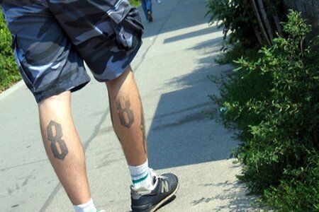 Die "8" steht für den achten Buchstaben des Alphabets, das "H"; "88" meint also "HH": die Grußformel "Heil Hitler", die nach § 86a StGB unter Strafe steht. Foto: Beob8ter, CC BY-NC-SA 2.0 Nazi mit tätowierter 88 auf den Beinen