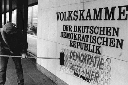 Foto: Ralph Hirschberger, 4.11.1989. Bundesarchiv, Bild 183-1989-1104-014 / CC-BY-SA Wände des Hauses der Volkskammer wurden mit auf Tapeten geschriebenen Losungen beklebt.