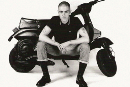 Einheitslook, so wie hier auf dem Foto, war gestern. Heute kleidet sich die rechte Szene vielfältig modisch und fällt dadurch im Alltag auch weniger auf. Bildquelle:Wikipedia Skinhead