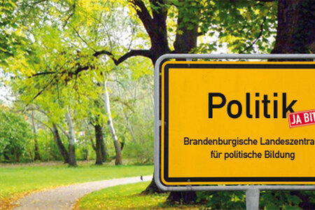 Ortseingangsschild mit dem Text: Politik - ja, bitte