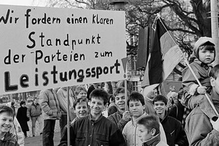 KJS-Schüler demonstrieren im Januar 1990 für den Erhalt der Leistungssportstrukturen, Archiv Märkische Allgemeine Zeitung, Foto: Harald Hirsch KJS-Schüler demonstrieren für den Erhalt der Leistungssportstrukturen