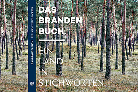 Das Buchcover der neuen Landeskunde aufgeklappt